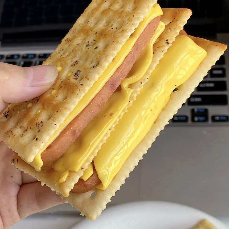 Galletas de refresco de jamón con trufa negra Galletas de refresco de jamón con trufa negra
